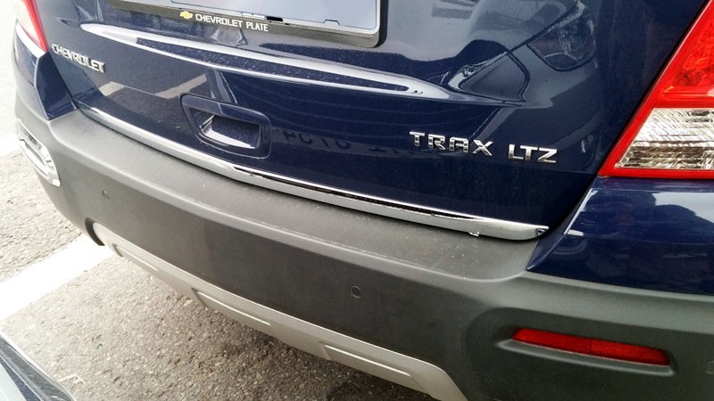 Chevrolet TRAX SUV listwa chrom na klapę bagażnika