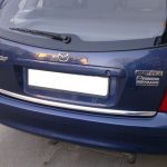 mazda-323-bj-vi-f-98-03-listwa-chrom-chromowana-3m-ochronna-na-klape-bagaznika (2)